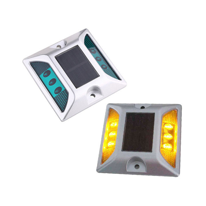 Les yeux de chat en aluminium clignotant LED solaire routiers poulies de chat pour la sécurité du trafic