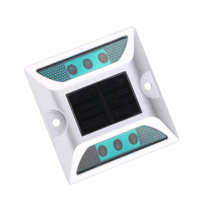 Des lampes solaires LED durables sur les routes, des réflecteurs sur les routes, des revêtements solaires sur les trottoirs, des autoroutes, des yeux de chat